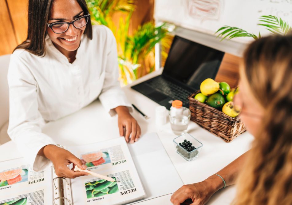 nutritionist explaining a nutritionlabel